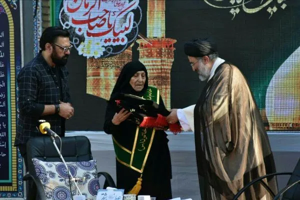 آئین تعویض پرچم گنبد سیده ملک خاتون(س) انجام شد
