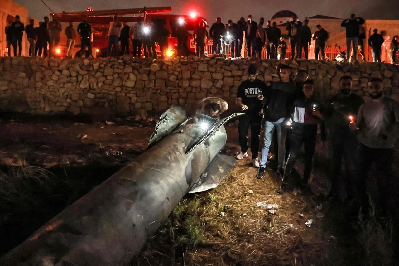 İran raket qalıqları ilə fələstinlilərin xatirə şəkilləri