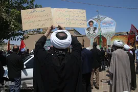 تجمع اعتراضی طلاب و دانشجویان قم در پی هتک حرمت روزنامه فرانسوی به پیامبر اسلام(ص)