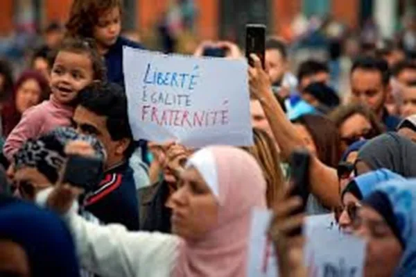 Pour une rabbine l'interdiction du voile islamique en France est une dérive “illibérale”