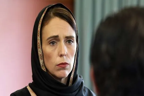 بالصور...رئيسة وزراء نيوزيلندا تتحجّب تضامناً مع ذوي ضحايا المسجدين