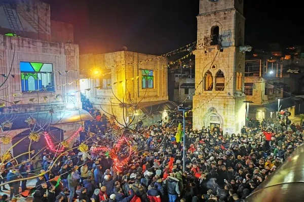 بالصور...آلاف الفلسطينيين يشهدون 