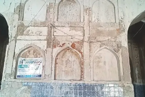 Pakistan'da tarihi caminin bazı bölümleri tahrip oldu