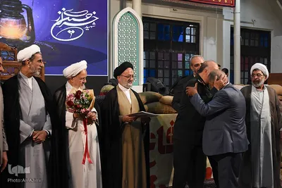 آیین عطرافشانی و گلباران مزار مطهر شهدا در اصفهان