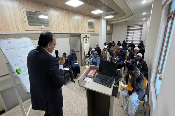 تنظيم دورة لـ50 طالبَ علوم دينيّة من أفريقيا حول إنشاء الخرائط الذهنيّة + صور