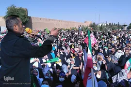 اجرای سرود «سلام فرمانده» در میدان شهدای شیراز