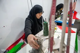 نقش پرچم‌دوزی بانوان جهادی؛ از جبهه‌های نبرد تا خط مقدم تولید
