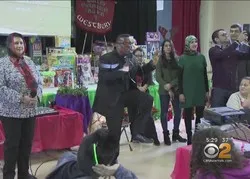 Chrétiens et musulmans de New York célèbrent ensemble le Noël avec les plus démunis