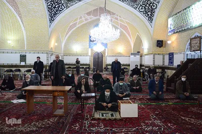 دو صندلی که تکیه گاه هستند