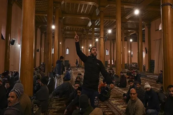 أول صلاة جمعة في المسجد الكبير في كشمير منذ 4 أشهر