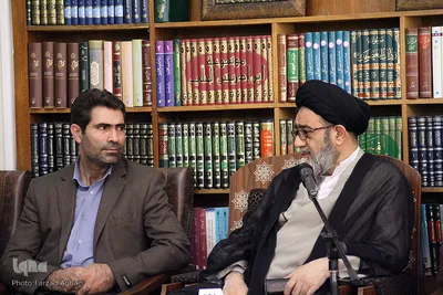 اعطاء کارت خبرنگار افتخاری به نماینده ولی فقیه ـ تبریز