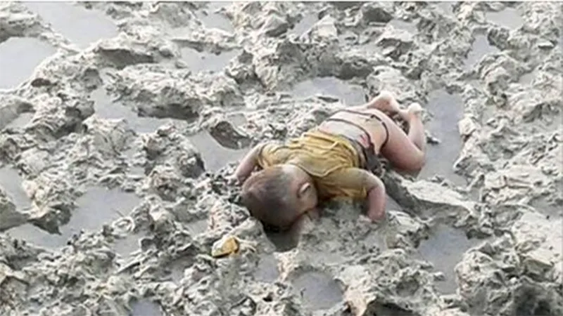 নাফ নদীতে মিয়ানমার পুলিশের বর্বরতা: ৪ শিশুসহ ১৫ রোহিঙ্গা নিহত