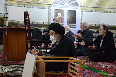 دو صندلی که تکیه گاه هستند