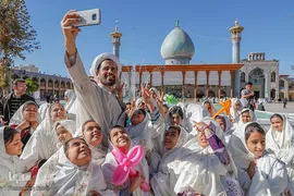 عکس سلفی کودکان زائر حضرت شاهچراغ(ع) در شیراز