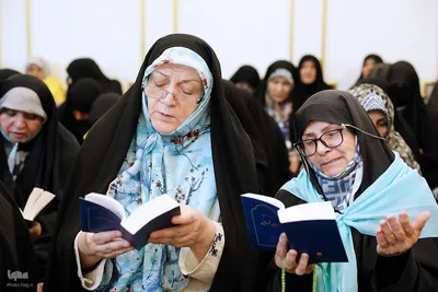 مراسم دعای کمیل زائران ایرانی در مدینه منوره به یاد شهدای خدمت