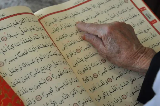 কুরআনের হাফেজ হলেন মরক্কোর ৭৫ বছরের বৃদ্ধা