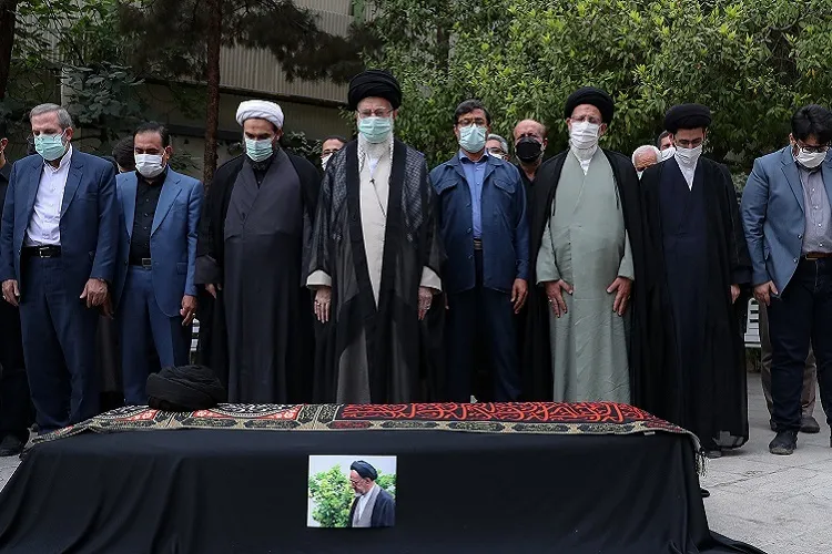رهبر معظم انقلاب بر پیکر حجت‌‌‌الاسلام و المسلمین دعائی نماز میت اقامه کردند