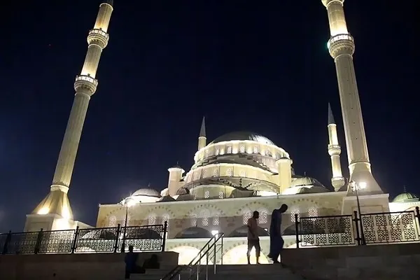 Ganalı Müslümanlar teravih namazını Gana Milli Camisi'nde eda ediyor