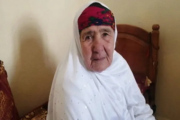 Seorang wanita tua Aljazair sepanjang hidup bersama Al-Quran + klip