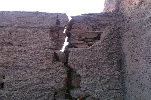 دیوارهایی که نزدیک است آوار شود