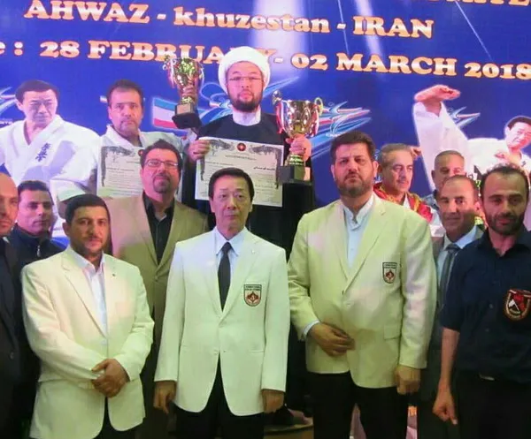 ورزشکاری که با لباس روحانیت بر سکوی قهرمانی مسابقات کاراته ایستاد