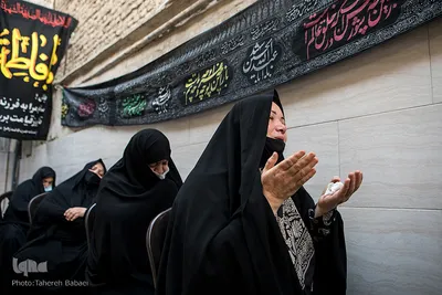 فاصله‌گذاری‌های اجتماعی در بیشتر مراسم‌ عزای حسینی دیده می‌شود و بانیان تعداد محدودی میهمان نسبت به سال‌های گذشته دعوت می‌کنند
