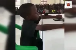 Video: Afrikanisches Kind rezitiert den Heiligen Koran