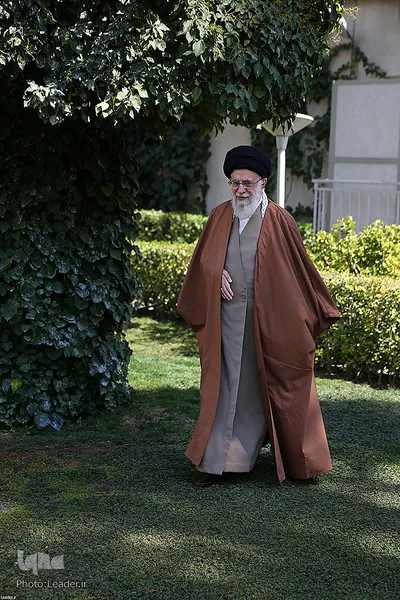 کاشت نهال در هفته منابع طبیعی توسط رهبر انقلاب
