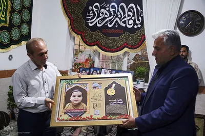 اهدا قاب مدال کنگره ملی شهدای فارس به خانواده شهیدان نبی زاده