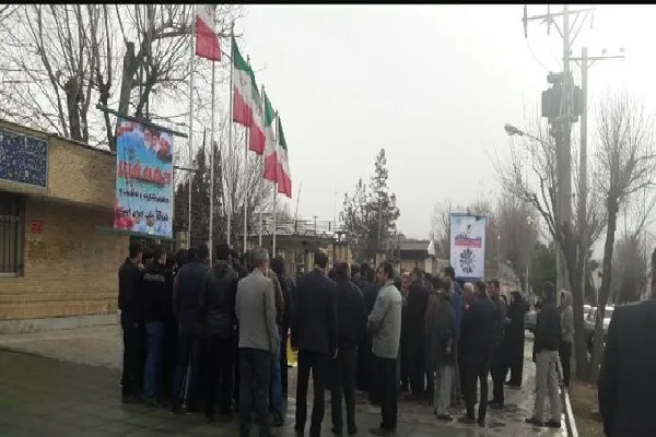تجمع جمعی از جانبازان ۷۰ درصد چهارمحال و بختیاری مقابل استانداری