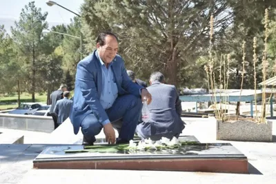عکس | گلباران و عطر افشانی گلزار مطهر شهدای شهرستان خرم‌آباد
