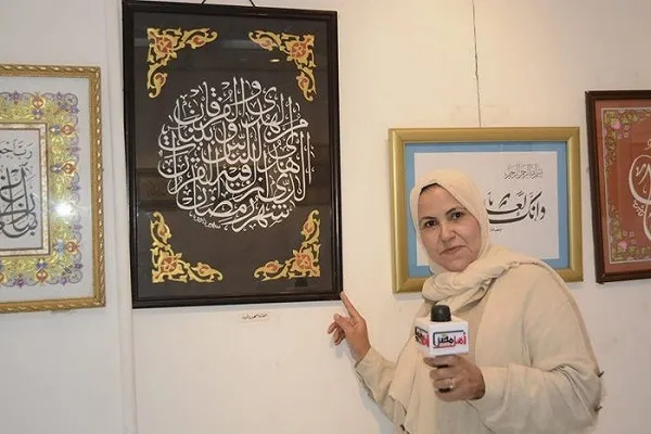 الآيات القرآنية تزين لوحاتها.. فنانة مسيحية مصرية تتألق بمعرض الخط العربي ببورسعيد