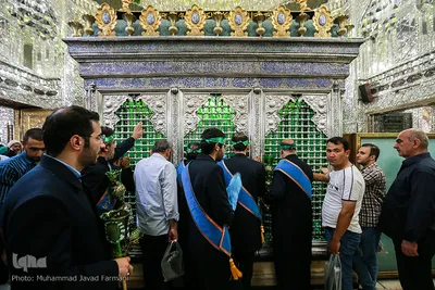 تعویض پرچم آستان سیدالکریم در شب وفات آن حضرت