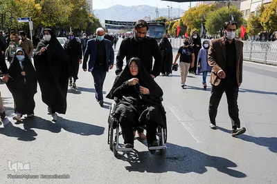 پیاده‌روی زائران به سمت حرم رضوی
