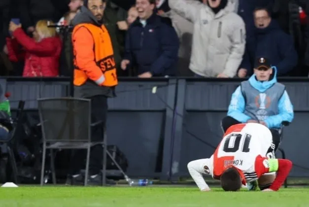 Hollanda'da Müslüman futbolcuların oruç açmaları için maçlar durdurulacak