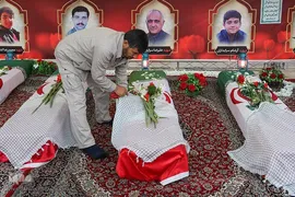 همزمان با فرارسیدن سی امین روز شهادت شهدای حادثه تروریستی حرم مطهر شاهچراغ(ع) و گرامیداشت هفته بسیج، مراسم زیارت عاشورا به همراه گلباران قبور سه شهید دوران انقلاب و هشت سال دفاع مقدس و همچنین شهدای حرم مطهر شاهچراغ(ع) توسط جمعی از بسیجیان سپاه ناحیه بقیه الله(عج) شیراز برگزار شد.