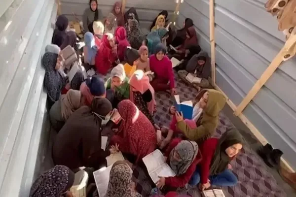 फिलिस्तीनी शरणार्थियों के बीच कुरान का वितरण+वीडियो