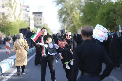تجمع کودکان و نوجوانان در چهلمین روز شهادت دانش‌آموزان مینابی