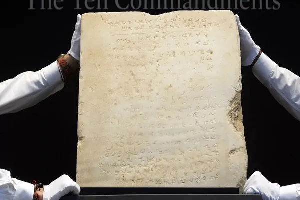 Tablet tertua dari 10 perintah Nabi Musa (as) dijual untuk kepentingan Zionis