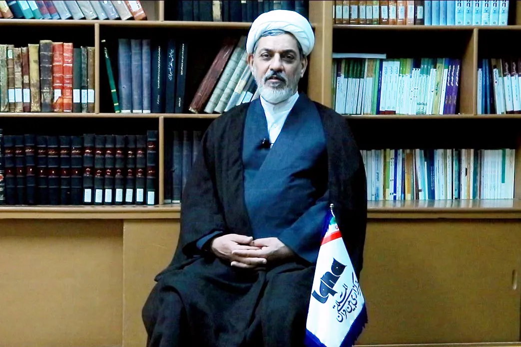 باحث ديني إیراني يشرح 10 آيات قرآنية تتعلق بنمط الحياة