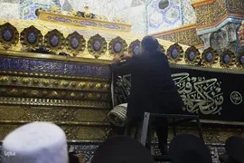  سیاه پوش کردن ضریح مطهر کریمه اهل بیت(س)