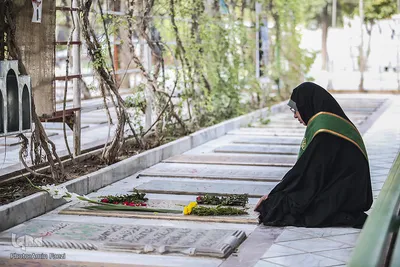 گلباران قبور شهداي دفاع مقدس توسط خادمان حرم شاهچراغ(ع) شيراز