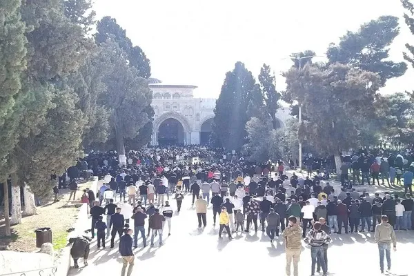 بالصور...آلاف المصلين يؤدون صلاة الجمعة في المسجد الأقصى