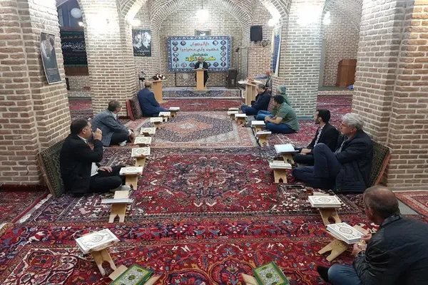 کرسی تلاوت در مسجد استاد و شاگرد تبریز