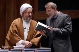 علی لاریجانی و آیت الله محسن اراکی در مراسم اختتامیه کنفرانس بین المللی وحدت اسلامی