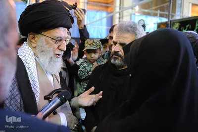 حضور رهبر معظم انقلاب در کنار پیکر شهید حججی