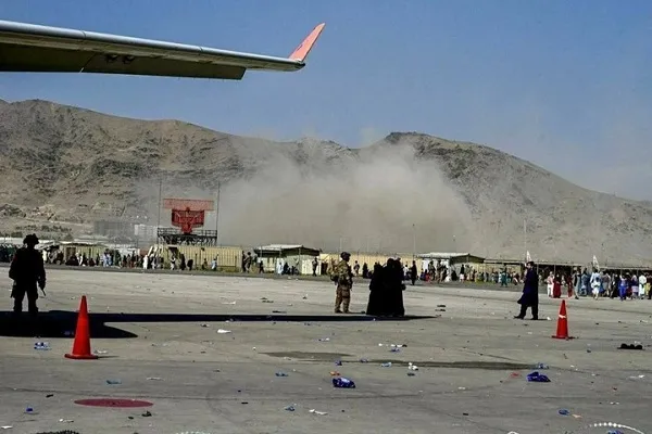 قتلى وجرحى بينهم أمريكيين بتفجير بمحيط مطار كابول