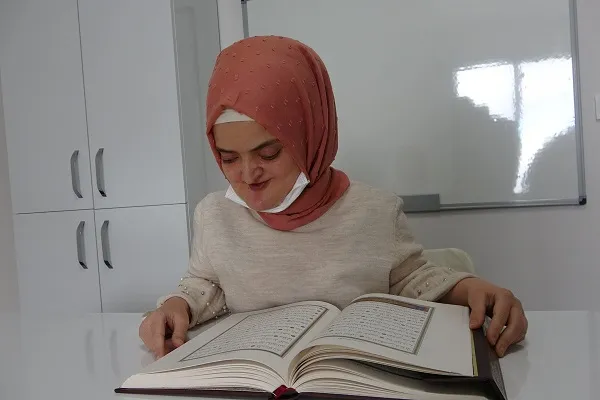 Yüzde 80 görme engelli genç kız 3 ayda Kur'an öğrendi