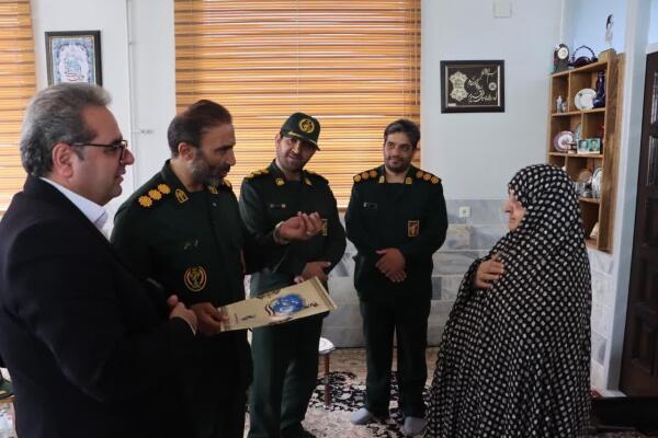 دیدار سرهنگ علی رسولی جانشین سپاه حضرت روح الله با مادر شهیدان موسوی