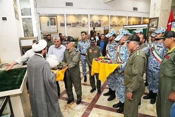 لباس خون‌آلود خلبان شهید ارتش به موزه فاطمی اهدا شد